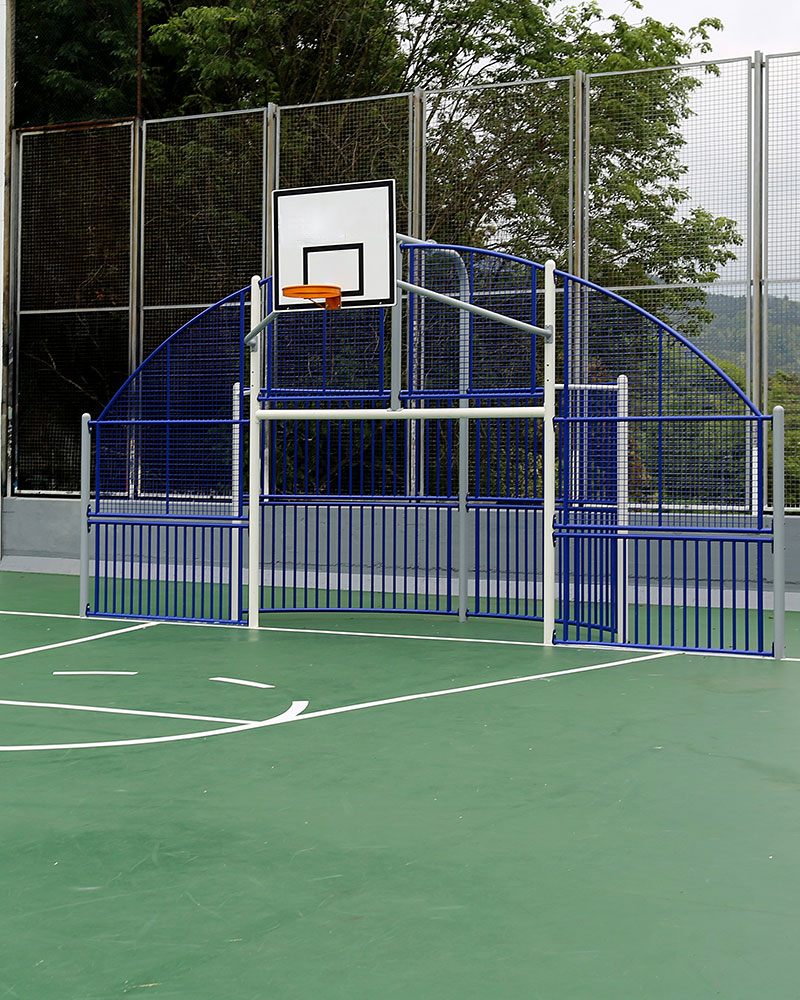 Torabschluss mit Fußball- und Basketballtoren auf einem öffentlichen Sportplatz.